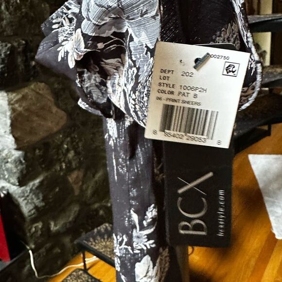 BCX Black and White Floral Top with a cool Goldish sheen - Picture 4 of 12